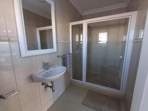 Bilik mandi di Beachfront Lux Escape