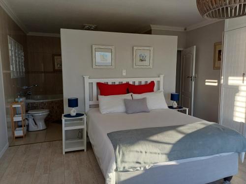 Katil atau katil-katil dalam bilik di Beachfront Lux Escape