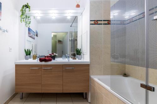 une salle de bain avec une baignoire, un lavabo et une douche dans l'établissement Disneyland Paris 6 Pers- WIFI - Disney TV Wifi, Parking, à Chessy