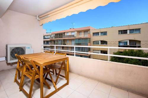 - un balcon avec une table et des chaises dans l'établissement Appartement Antibéa - Welkeys, à Antibes