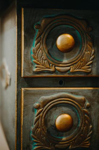an old wooden box with two oranges on it at Hotel Casa Alquimia in Quito
