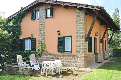 Una mesa y sillas frente a una casa en Montecasciano - Lavanda, en Capranica