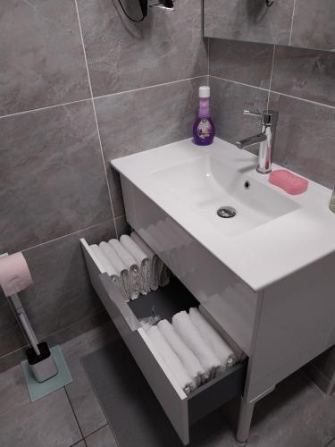 La salle de bains est pourvue d'un lavabo et de serviettes. dans l'établissement Appartement Gournay-sur-Marne, à Gournay-sur-Marne