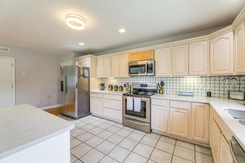 Una cocina o cocineta en New Bern Home with Water View about 6 Mi to Downtown!