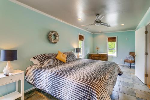 Una cama o camas en una habitación de New Bern Home with Water View about 6 Mi to Downtown!