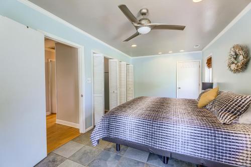 Una cama o camas en una habitación de New Bern Home with Water View about 6 Mi to Downtown!