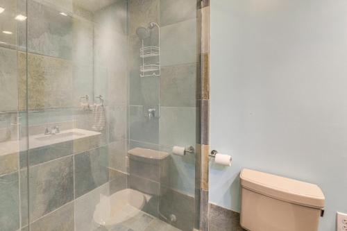 Un baño de New Bern Home with Water View about 6 Mi to Downtown!