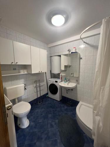 y baño con aseo, lavabo y bañera. en apartma Golovec en Liubliana