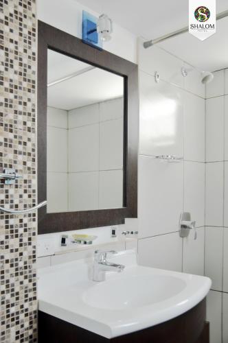Koupelna v ubytování Hotel Shalom