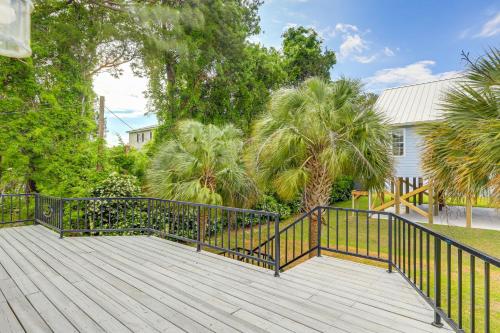 Un jardín fuera de New Bern Home with Water View about 6 Mi to Downtown!