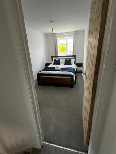 1 dormitorio con cama y ventana en Brand new one bedroom flat in Kidlington, Oxfordshire, en Kidlington