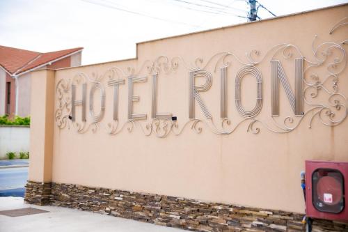 um sinal que diz hot run na lateral de um edifício em Hotel Rion em Mangalia