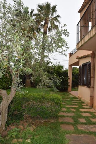 a tree in a yard next to a house at Villa Marinella in Marinella di Selinunte