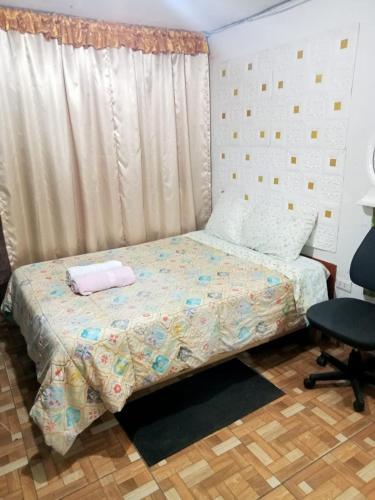 - une chambre avec un lit, une fenêtre et une chaise dans l'établissement POSADA CHABELITA, à Lima