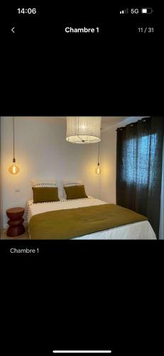 une photo d'une chambre avec un lit et un lustre dans l'établissement Appartement moderne dans résidence A2023, à LʼÎle-Rousse