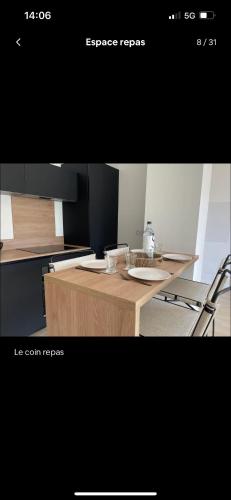 une photo d'une cuisine avec une table en bois dans l'établissement Appartement moderne dans résidence A2023, à LʼÎle-Rousse