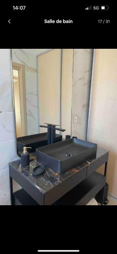 La salle de bains est pourvue d'un lavabo et d'un miroir. dans l'établissement Appartement moderne dans résidence A2023, à LʼÎle-Rousse