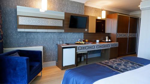 a hotel room with a bed and a desk at BM HOTEL City in Samsun