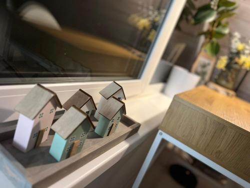 a model of houses sitting on a window sill at Izbicki ZaKątek- Izbica nad jeziorem Łebsko in Speck