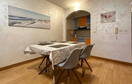 a dining room table and chairs in a kitchen at Seashell Hideaway Apartment in Pržno