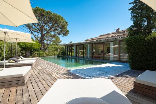 une maison avec piscine et une maison dans l'établissement Villa Madeleine, à Saint-Tropez