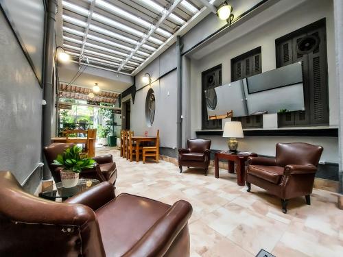 a living room with leather furniture and a flat screen tv at Hotel Itamarati Centro-República in Sao Paulo
