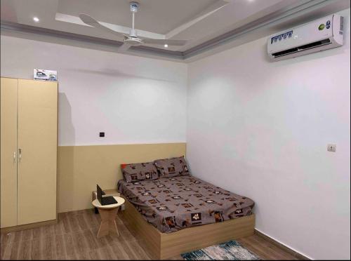 ein Schlafzimmer mit einem Bett in einem Zimmer in der Unterkunft Sublime petite maison à Koira Kano in Niamey