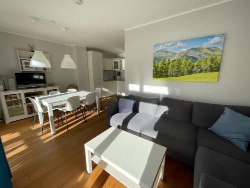 sala de estar con sofá y mesa en Alpenrose Boutique by Globalimmoservice, en Bad Kleinkirchheim