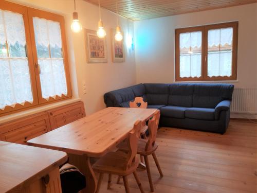 - un salon avec une table et un canapé dans l'établissement Haus Renata by Globalimmoservice, à Bad Kleinkirchheim
