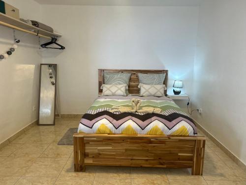 1 dormitorio con 1 cama en una habitación en Gîte Délia Les Makes, en Saint-Louis