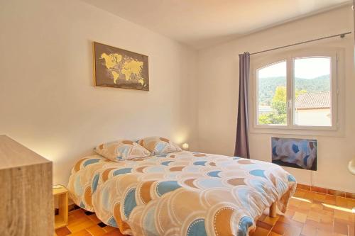 une chambre avec un grand lit et une fenêtre dans l'établissement Villa climatisée avec piscine proche des plages, à La Crau