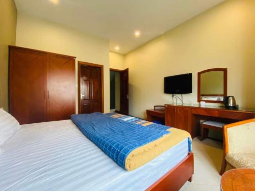Un pat sau paturi într-o cameră la Nam Phong Hotel & Coffee