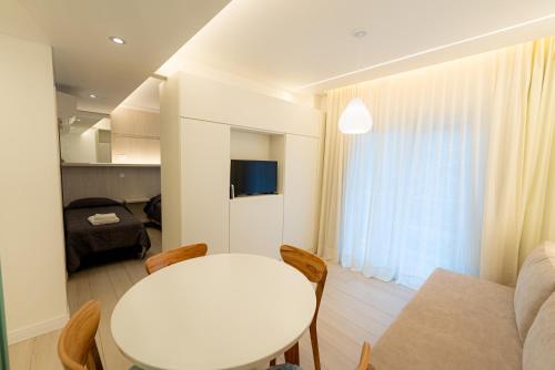 a white table and chairs in a living room at Hotel Nova in Mar del Plata