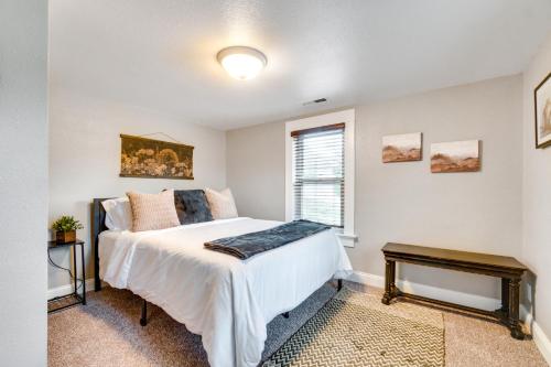 Ένα ή περισσότερα κρεβάτια σε δωμάτιο στο Scenic Yankton Retreat with Fire Pit 1 Mi to Lake!