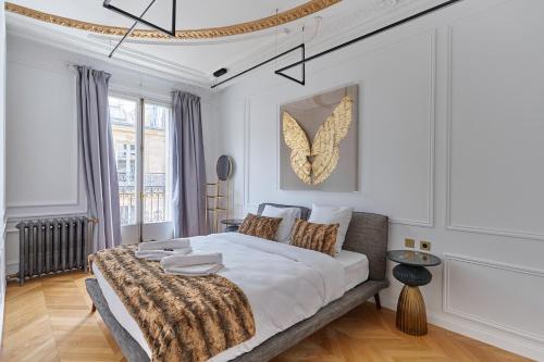 Sublime Apartment Montaigne Arc de Triomphe by Studioprestige