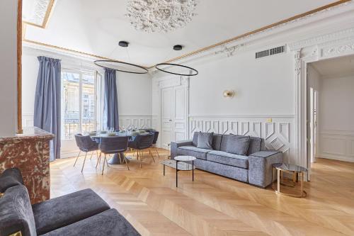 Sublime Apartment Montaigne Arc de Triomphe by Studioprestige