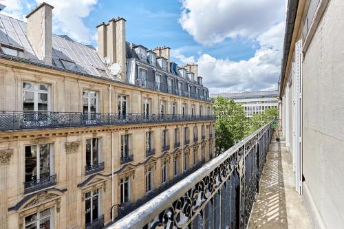 Sublime Apartment Montaigne Arc de Triomphe by Studioprestige