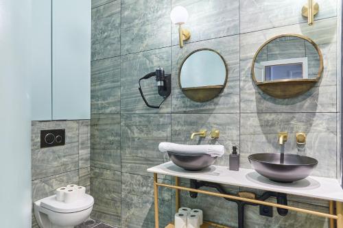 Sublime Apartment Montaigne Arc de Triomphe by Studioprestige