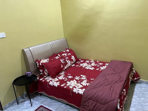 Postel nebo postele na pokoji v ubytování homestay jalan baru sg duri