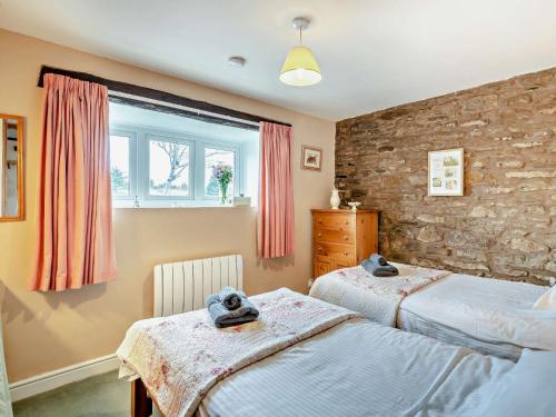 - une chambre avec 2 lits et une fenêtre dans l'établissement 2 Bed in Kirby Stephen SZ478, à Ravenstonedale