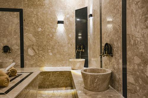 bagno con vasca, doccia e lavandino di Vital Thermal Hotel & SPA a Termal