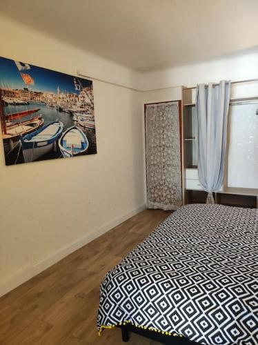 une chambre avec un lit et un tableau au mur dans l'établissement appartement 80 m de la plage le Barcarès village, au Barcarès