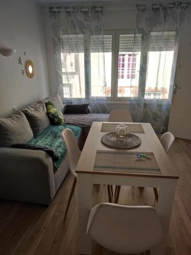 un salon avec un canapé et une table dans l'établissement appartement 80 m de la plage le Barcarès village, au Barcarès