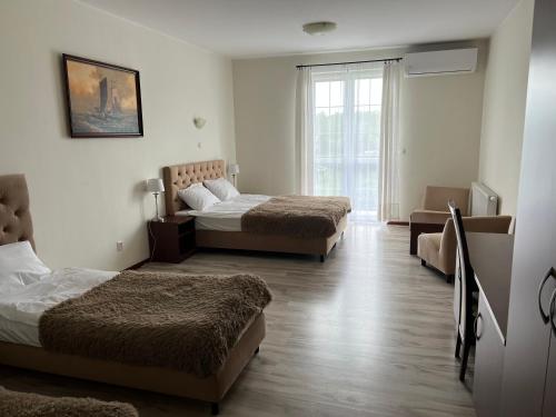 - une chambre avec 2 lits et une fenêtre dans l'établissement Villa Marina, à Dąbki
