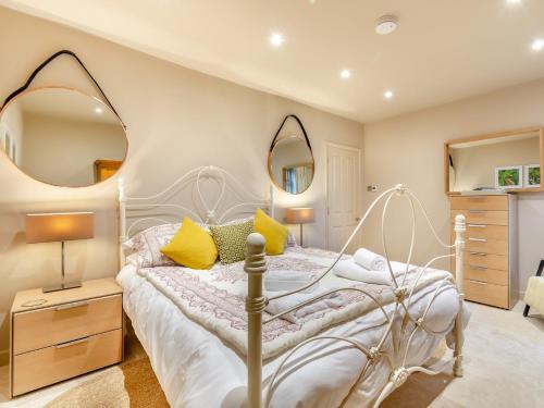 um quarto com uma cama com dois espelhos na parede em 1 Bed in Polegate 54288 em Hailsham