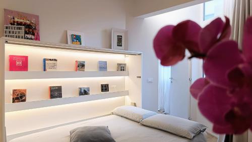 una camera con letto e libri in esposizione di La stanza dell'architetto a Pescara