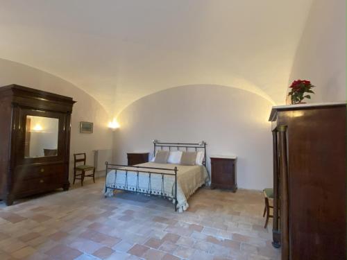 a bedroom with a bed and a dresser in a room at Il Giardinetto di Pettorano in Pettorano sul Gizio