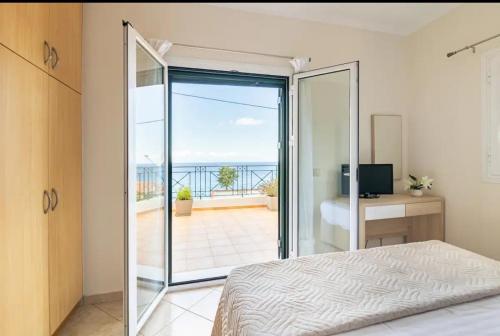 1 dormitorio con cama y vistas al océano en Villa Dimitra - Amazing sea view, en Póros