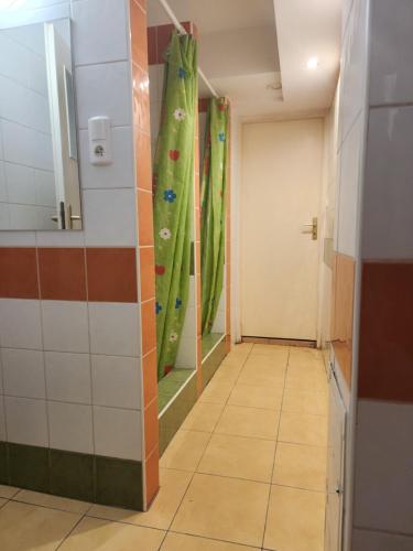 przedpokój z zielonymi zasłonami w łazience w obiekcie Hostel Warszawa Ursynów w Warszawie