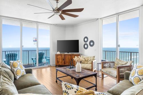 Televiisor ja/või meelelahutuskeskus majutusasutuses Tidewater Beach Resort #2801 by Book That Condo